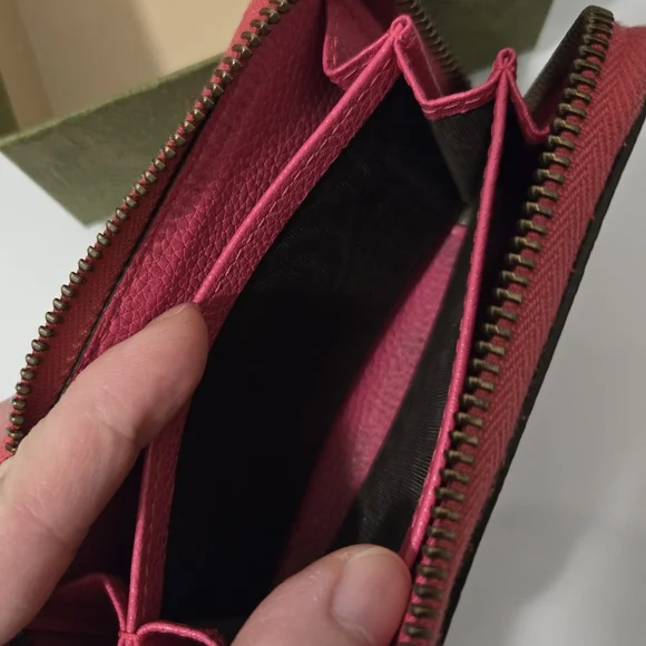Gucci Compact PINK Wallet [AUTHENTIC] - Picture 7 of 9